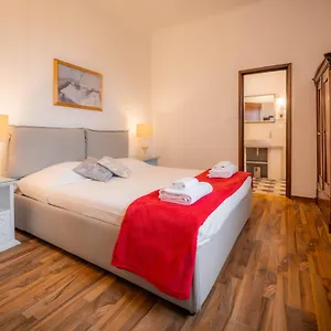 2* Pensión Novella House